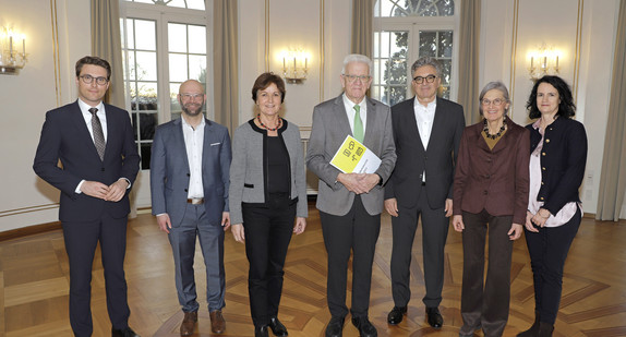 Ministerpräsident Winfried Kretschmann (Mitte) mit den Mitgliedern des Normenkontrollrats Baden-Württemberg