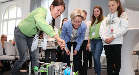 Wirtschaftsministerin Nicole Hoffmeister-Kraut (M.) beim Bilanzgespräch „Frauen in MINT-Berufen“ am 9. Oktober 2017 (Foto: © Franziska Kraufmann)