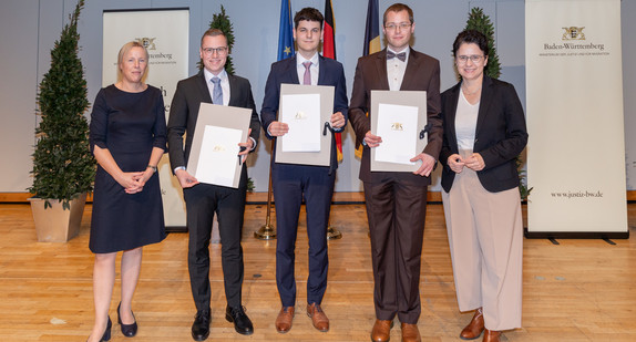 von links nach rechts: Präsidentin des Landesjustizprüfungsamts Sintje Leßner, Benjamin Felix Stockmar, Jonathan Paul, Dr. Matthias Ehmer und Justizministerin Marion Gentges