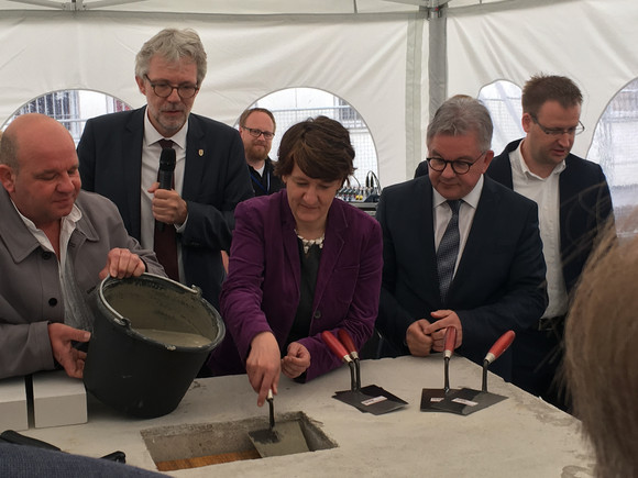 Finanzstaatssekretärin Gisela Splett beim Grundstein legen für den Neubau der Werkhalle in der Justizvollzugsanstalt Rottenburg.