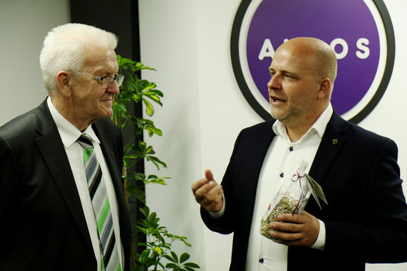 Ministerpräsident Winfried Kretschmann (l.) beim Firmenbesuch der Axsos AG in Ramallah