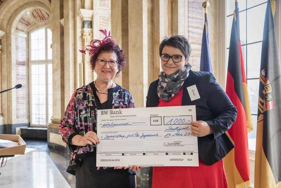 Gerlinde Kretschmann (l.) überreicht Steffi Oeben (r.) einen Spendenscheck