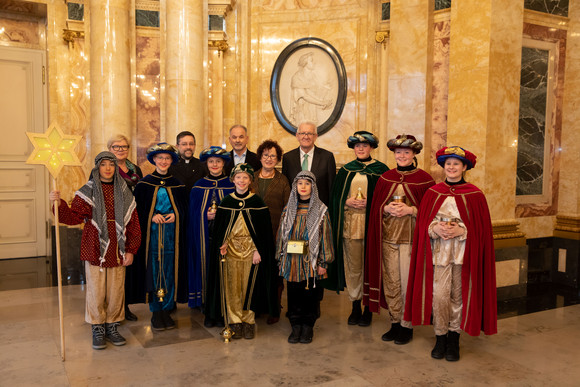 Ministerpräsident Winfried Kretschmann und seine Frau Gerlinde (M.) mit den Sternsingern der Kirchengemeinde Mariä Himmelfahrt in Baienfurt (Bild: Staatsministerium Baden-Württemberg)