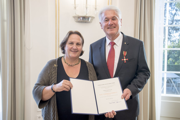 Staatssekretärin Theresa Schopper (l.) und Oskar Fuchs (.r) (Foto: Staatsministerium Baden-Württemberg)