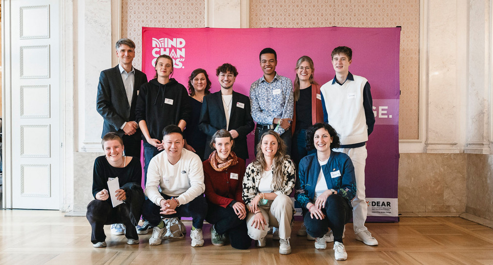 Gruppenbild von Sarah Hagmann, Jan Kohlmeyer, Leiter der Stabstelle Klimaschutz der Stadt Stuttgart und Teilnehmenden beim Exchange Hub „Living Library – Jugend trifft Politik“ im Rahmen des Abschlussevents des EU-geförderten Projekts Mindchangers in Stuttgart.
