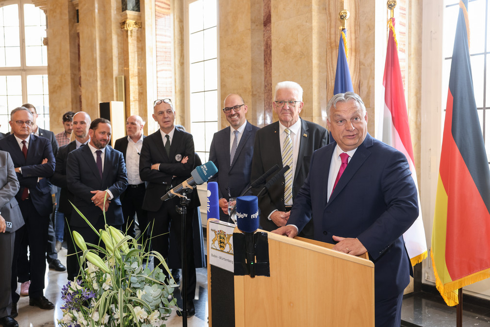 Ungarns Ministerpräsident Viktor Orbán (rechts) bei seiner Ansprache