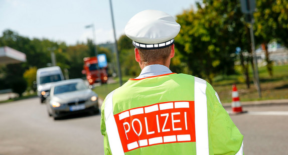 Polizist der Polizei Baden-Württemberg kontrolliert den Verkehr.