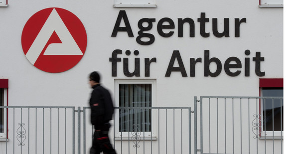 Symbolbild: Symbolbild: Ein Passant geht an dem Logo der Agentur für Arbeit vorbei. Das Bundesverfassungsgericht hat am Dienstag, 5. November 2019, sein Urteil zu Leistungskürzungen für unkooperative Hartz-IV-Bezieher verkündet. (Bild: picture alliance/Sebastian Kahnert/dpa-Zentralbild/dpa)
