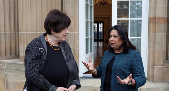 Staatsrätin Gisela Erler (l.) und Pramila Patten (r.) im Gespräch vor der Villa Reitzenstein in Stuttgart