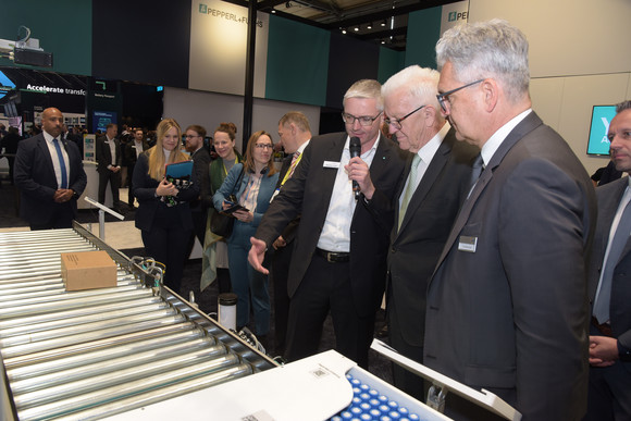 Ministerpräsident Winfried Kretschmann (dritter von rechts) am Stand von PEPPERL+FUCHS