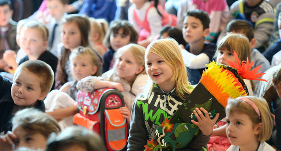 Erstklässler am ersten Schultag (Bild: © dpa)