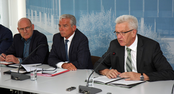 Ministerpräsident Winfried Kretschmann (r.), Innenminister Thomas Strobl (M.) und Verkehrsminister Winfried Hermann (l.) bei der Regierungspressekonferenz