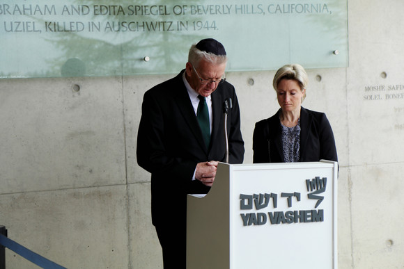 Ministerpräsident Winfried Kretschmann (l.) und Minsterin Nicole Hoffmeister-Kraut (r.) in der Gedenkstätte Yad Vashem