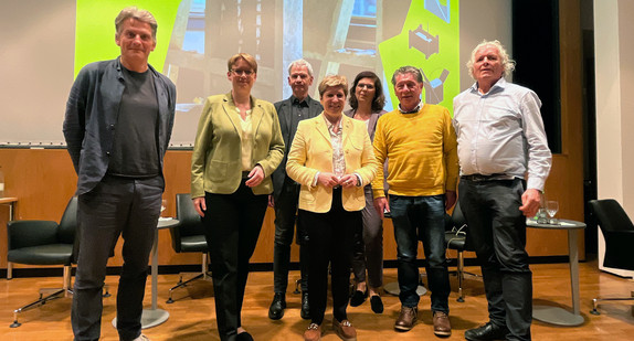 Von links nach rechts: Martin Haas (haascookzemmrich STUDIO 2050), Staatssekretärin Andrea Lindlohr, Ulrich Röhlen (2. Obmann des Normenausschusses Lehmbau, 2. Vorsitzender des Dachverbands Lehm e.V.), Ministerin Nicole Razavi, Moderatorin Jutta Fuchs, Waldemar Eider (eiwa Lehmbau GmbH) und Martin Rauch (Lehm Ton Erde Baukunst GmbH).