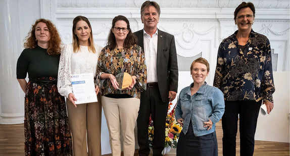 Gruppenfoto: Die beiden Geschäftsführenden Gesellschafterinnen Sarah Baresi und Manuela Rominski zusammen mit Minister Manne Lucha und Simone Fischer.