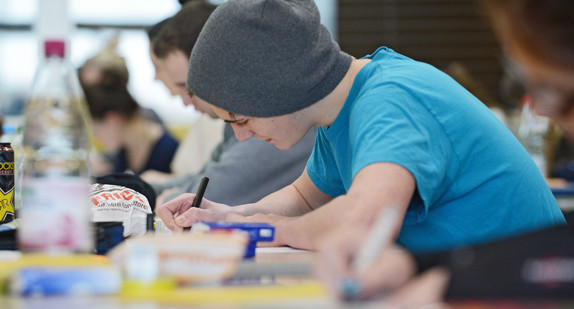 Schüler bei der Abiturprüfung (Bild: © dpa).