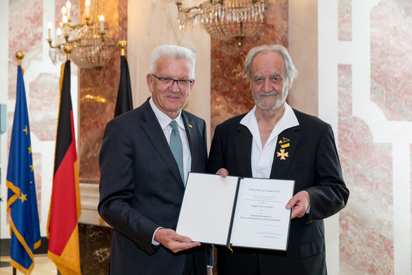 Ministerpräsident Winfried Kretschmann (l.) und Felix Huby (r.) (Bild: Staatsministerium Baden-Württemberg)