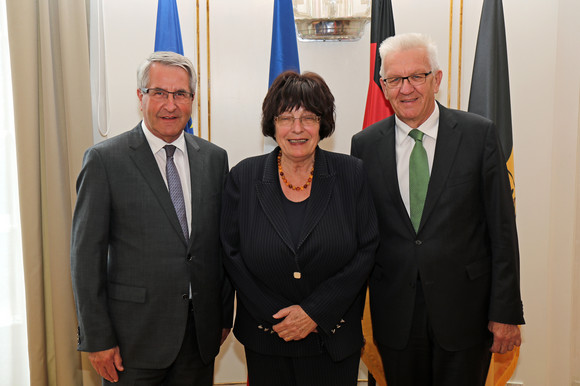 Ministerpräsident Winfried Kretschmann (r.), Staatsrätin Gisela Erler (M.) und der Präsident des Regionalrats der Region Grand Est, Philippe Richert (l.)