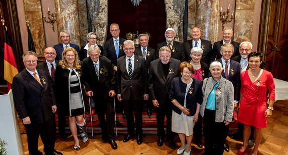 Gruppenbild mit Ministerpräsident Winfried Kretschmann (M.) und den Ordensprätendenten