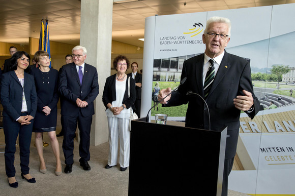 Stuttgart, Landtag: Ministerpräsident Winfried Kretschmann, Gerlinde Kretschmann, Bundespräsident Frank-Walter Steinmeier, Elke Büdenbender und Landtagspräsidentin Muhterem Aras (v.r.n.l.)