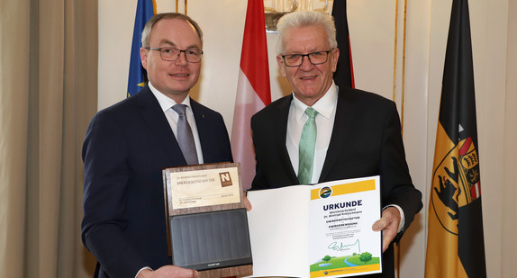 Ministerpräsident Winfried Kretschmann (r.) und der niederösterreichische Landeshauptfrau-Stellvertreter Dr. Stephan Pernkopf (l.) (Bild: Staatsministerium Baden-Württemberg)