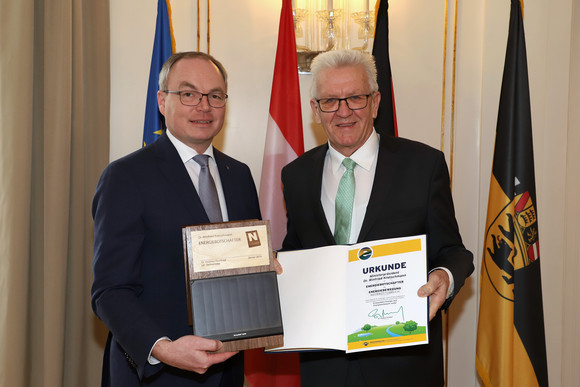 Ministerpräsident Winfried Kretschmann (r.) und der niederösterreichische Landeshauptfrau-Stellvertreter Dr. Stephan Pernkopf (l.) (Bild: Staatsministerium Baden-Württemberg)