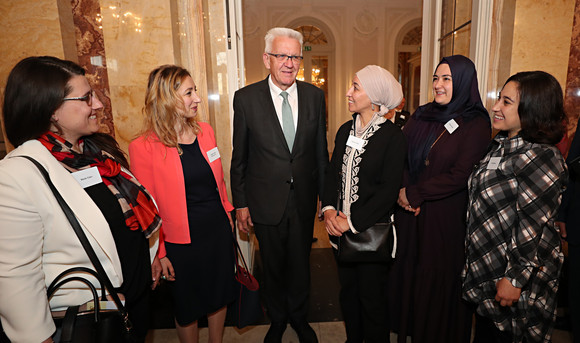 Ministerpräsident Winfried Kretschmann im Gespräch mit Gästen (Bild: Staatsministerium Baden-Württemberg)