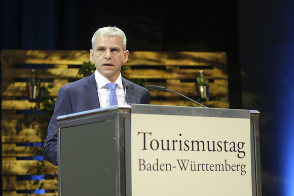 Staatssekrtär Dr. Patrick Rapp bei der Eröffnung des Tourismustages 2023 auf der CMT