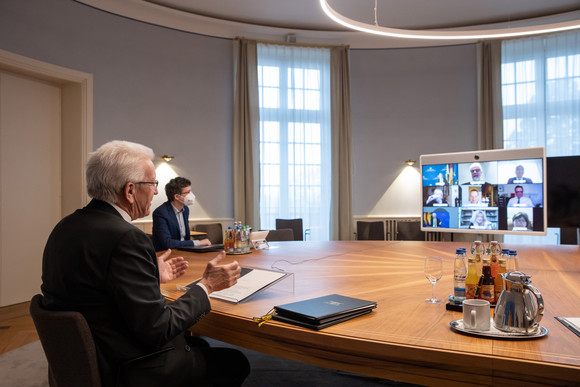 Ministerpräsident Winfried Kretschmann (l.) bei der Videokonferenz mit den Israelitischen Religionsgemeinschaften Baden und Württemberg