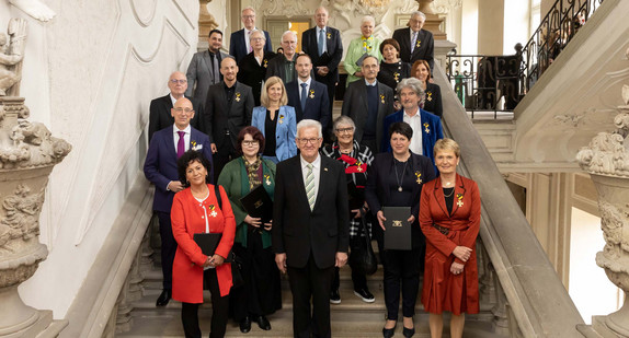 Gruppenbild mit Ministerpräsident Winfried Kretschmann (vorne, Mitte) und den Ordensprätendentinnen und Ordensprätendenten