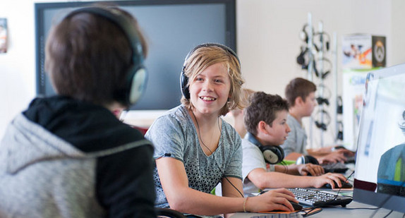 m Rahmen des Mediencamps 2016 fanden am Stadtmedienzentrum Stuttgart verschiedene Workshops statt: unter anderem eine Hörspiel-Produktion, eine Trickfilm-Produktion, ein Video-Workshop sowie die ComputerSpielSchule Stuttgart. (Foto: Landesmedienzentrum BW / Christian Reinhold)