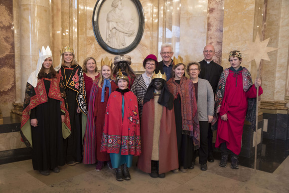 Ministerpräsident Winfried Kretschmann und seine Frau Gerlinde (M.) mit den Sternsingern der Gesamtkirchengemeinde St. Johannes Baptist (Schwäbisch Hall)