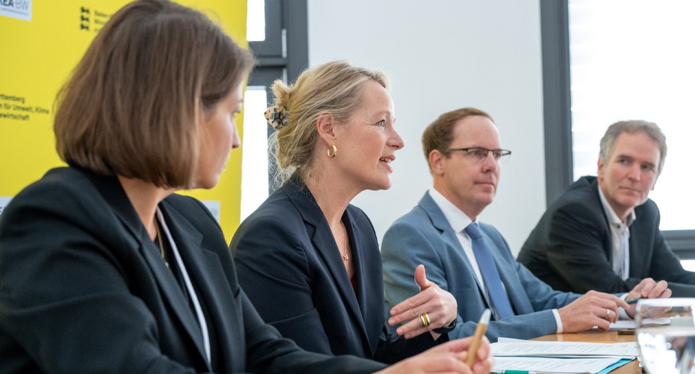 Teilnehmende der Pressekonferenz beim 2. Wärmegipfel (von links nach rechts): Dr. Susanne Nusser, stv. Hauptgeschäftsführerin Städtetag Baden-Württemberg, Umweltministerin Thekla Walker, Patrick Holl, erster Beigeordneter Gemeindetag Baden-Württemberg, Prof. Dr. Martin Pehnt, wissenschaftlicher Geschäftsführer und Vorstand ifeu