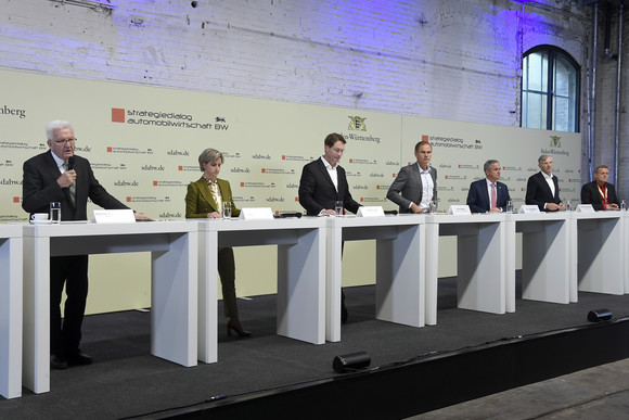 von links nach rechts: Pressekonferenz mit Ministerpräsident Winfried Kretschmann, Dr. Nicole Hoffmeister-Kraut, Ministerin für Wirtschaft, Arbeit und Tourismus, Ola Källenius, Vorstandsvorsitzender der Daimler AG und der Mercedes-Benz AG, Oliver Blume, Vorstandsvorsitzender der Dr. Ing h.c. F. Porsche AG, Dr. Frank Mastiaux, Vorstandsvorsitzender der EnBW Energie Baden-Württemberg AG, Wolf-Henning Scheider, Vorstandsvorsitzender der ZF Friedrichshafen AG, und Roman Zitzelsberger, Bezirksleiter der IG Metall Baden-Württemberg