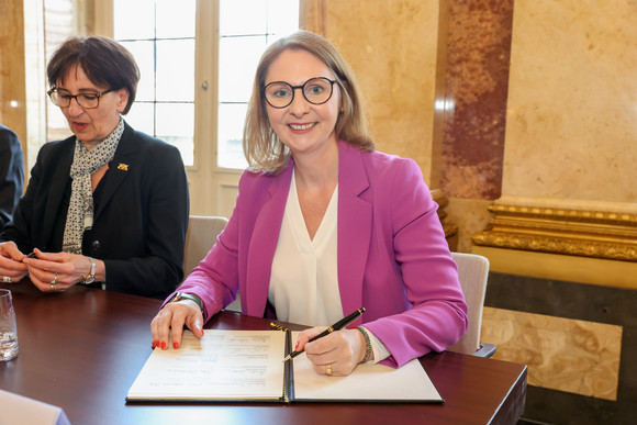 Sandra Boser, Staatssekretärin im Ministerium für Kultus, Jugend und Sport, bei der Unterzeichnung des Bündnisses