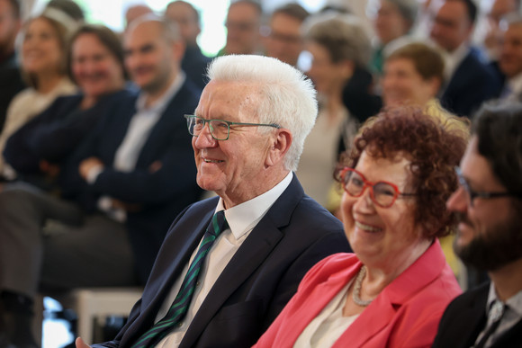 Ministerpräsident Winfried Kretschmann (Mitte) und seine Ehefrau Gerlinde Kretschmann (zweite von rechts) sitzen im Publikum.