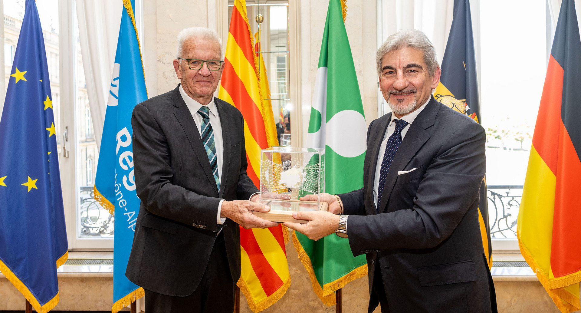 Ministerpräsident Winfried Kretschmann (links) und der lombardische Staatssekretär für internationale Angelegenheiten Raffaele Cattaneo (rechts)