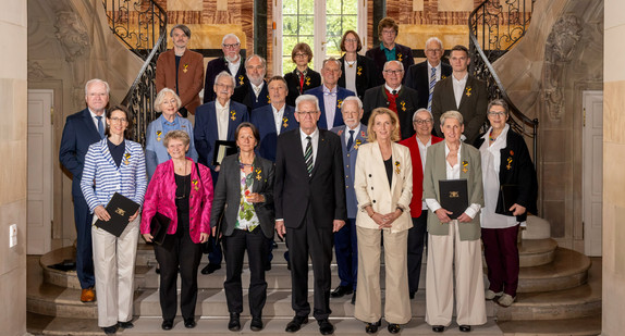 Gruppenbild mit Ministerpräsident Winfried Kretschmann (vorne, Mitte) und den Ordensprätendentinnen und Ordensprätendenten 