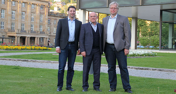 Minister Hermann mit dem Gewinnerteam "Mitfahren-BW" (Foto © Verkehrsministerium Baden-Württemberg)