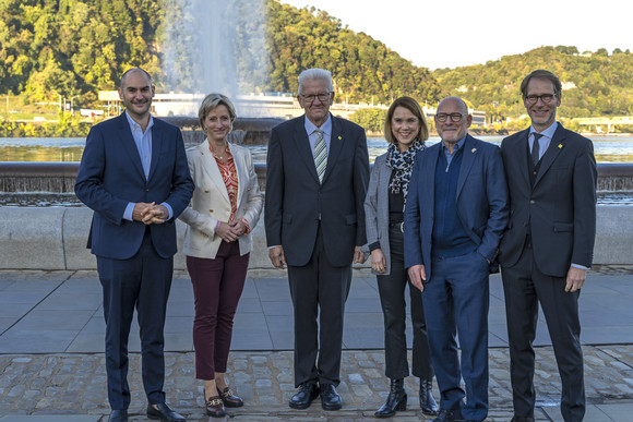 von links nach rechts: Finanzminister Dr. Danyal Bayaz, Wirtschaftsministerin Dr. Nicole Hoffmeister-Kraut, Ministerpräsident Winfried Kretschmann, Wissenschaftsministerin Petra Olschowski, Verkehrsminister Winfried Hermann und Staatsminister Dr. Florian Stegmann in Pittsburgh