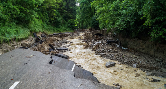 Eine Straße vor Braunsbach ist nach einem Unwetter weggespült (Bild: © dpa). 