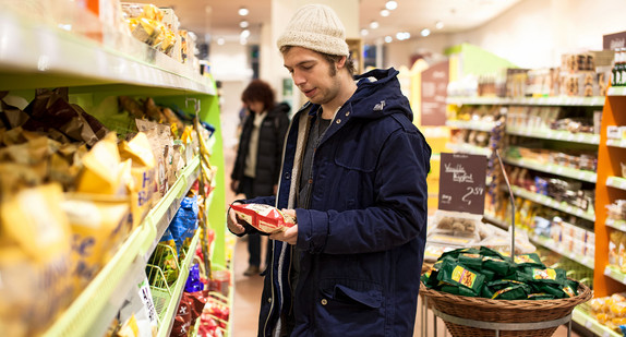 Kunde im Supermarkt