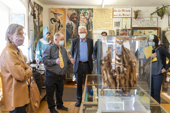 Ministerpräsident Winfried Kretschmann hat im Rahmen seiner Sommertour das Bienenkundemuseum in Münstertal besucht. Dort wurde er vom Vereinsvorsitzenden durch das Museum geführt.