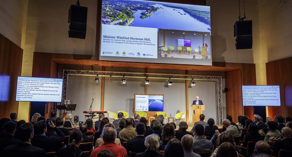 Blick in den Saal bei der Eröffnung des 11. Donausalons in der Landesvertretung Baden Württemberg durch Verkehrsminister Winfried Hermann