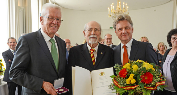 v.l.n.r.: Ministerpräsident Winfried Kretschmann, Professor Robert Mürb und Karlsruhes Oberbürgermeister Frank Mentrup (Foto: Peter Bastian)