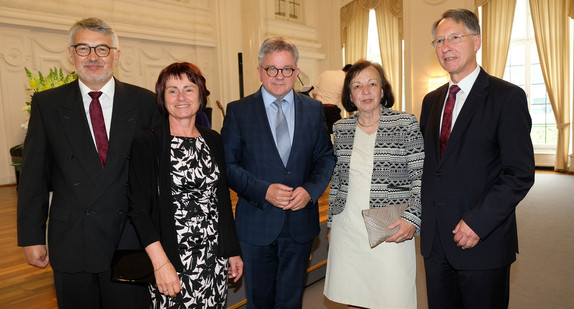 (v.l.n.r): Prof. Manfred Muhler, Ursula Muhler, Minister der Justiz und für Europa Guido Wolf, Claudia Weckesser und Dr. Artur Weckesser.