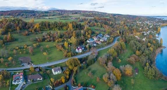 Das letzte Teilstück des Bodenseeradwegs, der 2,6 Kilometer lange Geh- und Radweg auf der Höri entlang der Landesstraße L 192 zwischen Öhningen und dem Ortsteil Wangen, ist nun für Radler und Radlerinnen befahrbar.