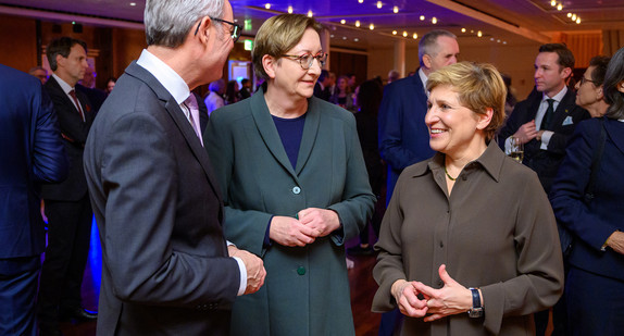 Ministerin Nicole Razavi (rechts) und Bundesministerin für Wohnen, Stadtentwicklung und Bauwesen Klara Geywitz (Mitte) beim Festakt „75 Jahre Bauministerkonferenz“ im Kurhaus Baden-Baden.