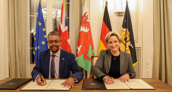 Wirtschaftsministerin Dr. Nicole Hoffmeister-Kraut (rechts) und der walisische Wirtschaftsminister Vaughan Gething (links) bei der Unterzeichnung einer gemeinsamen Erklärung zur Zusammenarbeit zwischen Baden-Württemberg und Wales.