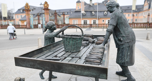 Schwetzingen: Das Denkmal mit dem Titel «Spargelfrau» steht vor dem Haupteingang des Schlosses. (Foto: © dpa)